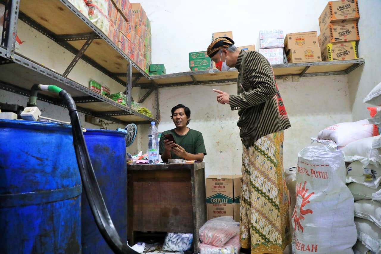 Ganjar saat sidak sebuah kios penjual minyak curah di Pasar Mranggen Demak