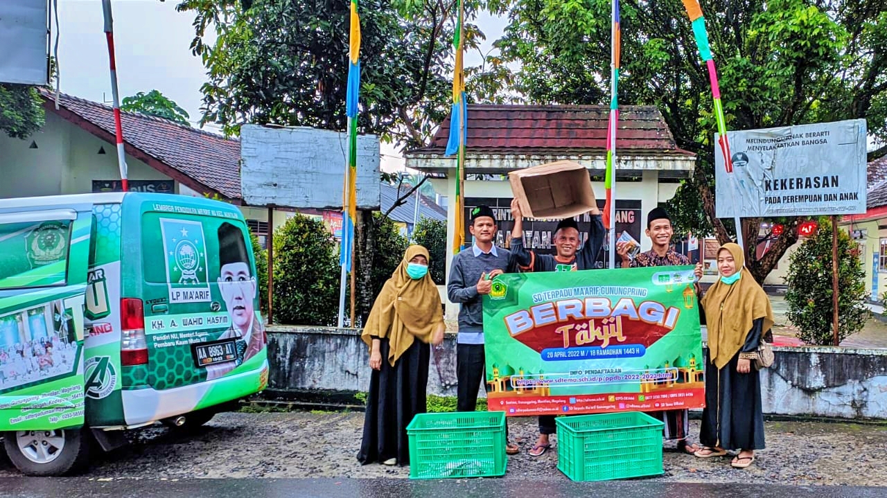 Guru dan Karyawan SD Terpadu Maarif Gunungpring Muntilan berbagi takjil