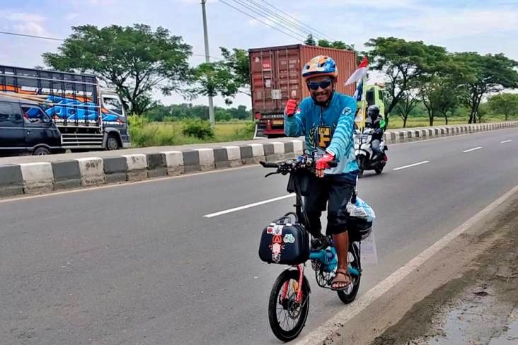 Guteng adalah seorang pemudik yang menaiki sepeda ontel dari Tangerang menuju Magelang
