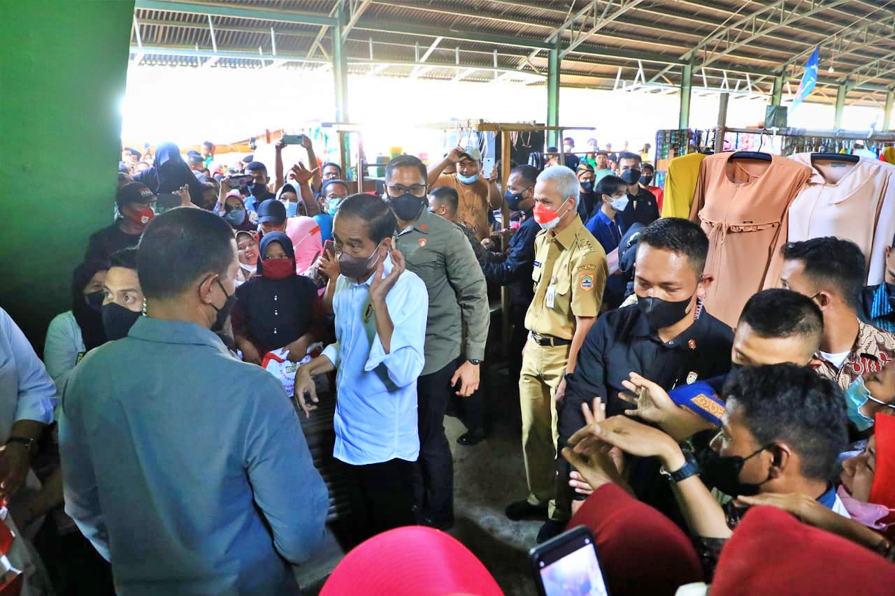 Jokowi dan Ganjar Pranowo saat blusukan ke pasar