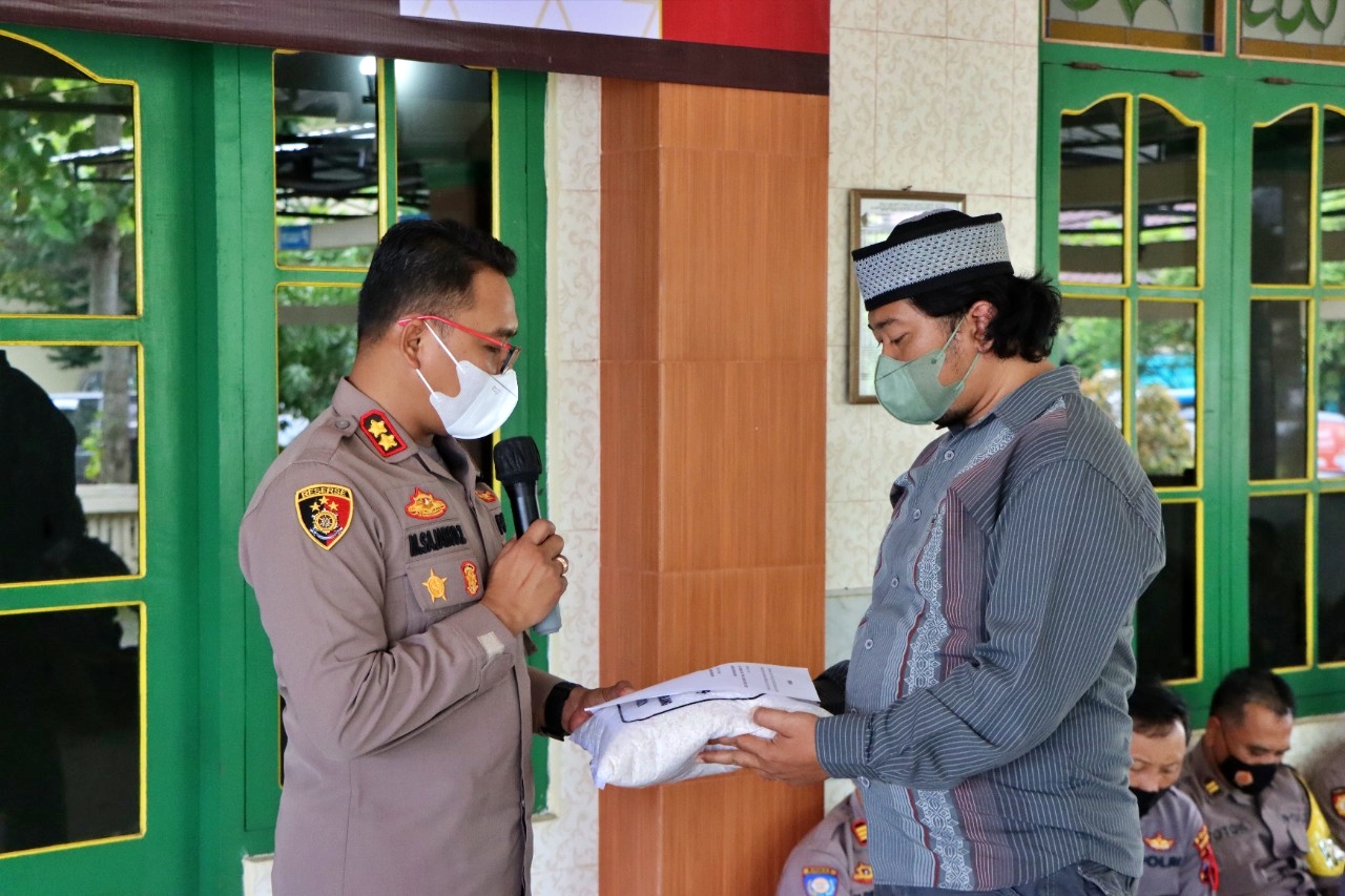 Kapolres Magelang secara simbolis menyerahkan zakat fitrah