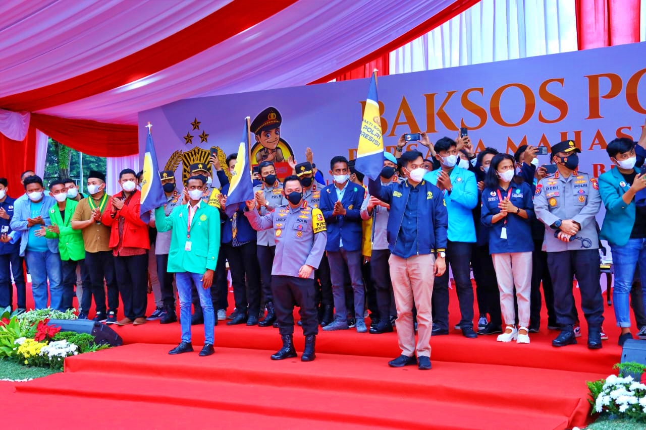 Kapolri bersama mahasiswa dan Pemuda bagi bagi Bantuan Sosial