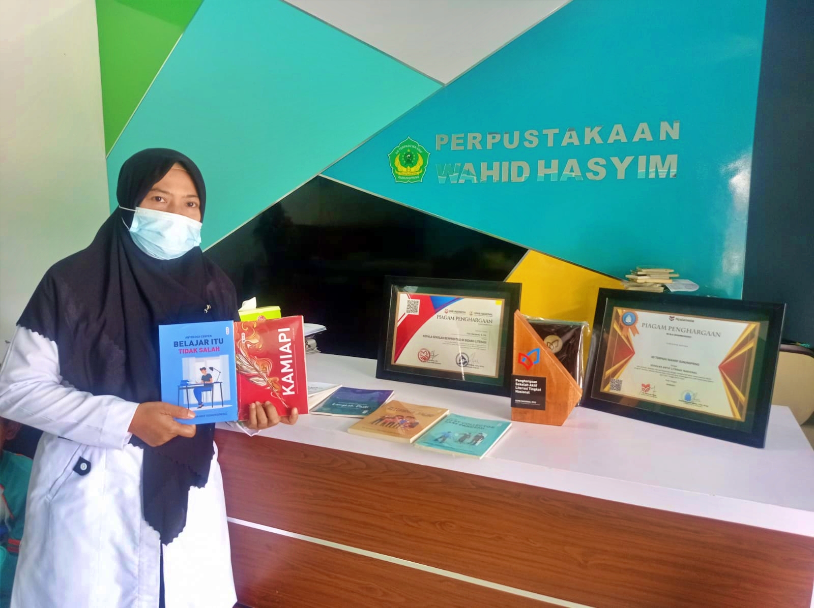 Kepala Sekolah, SD Terpadu Ma'arif Gunungpring, Fitri Haryanti,S.Pd, saat menunjukan buku karya murid muridnya