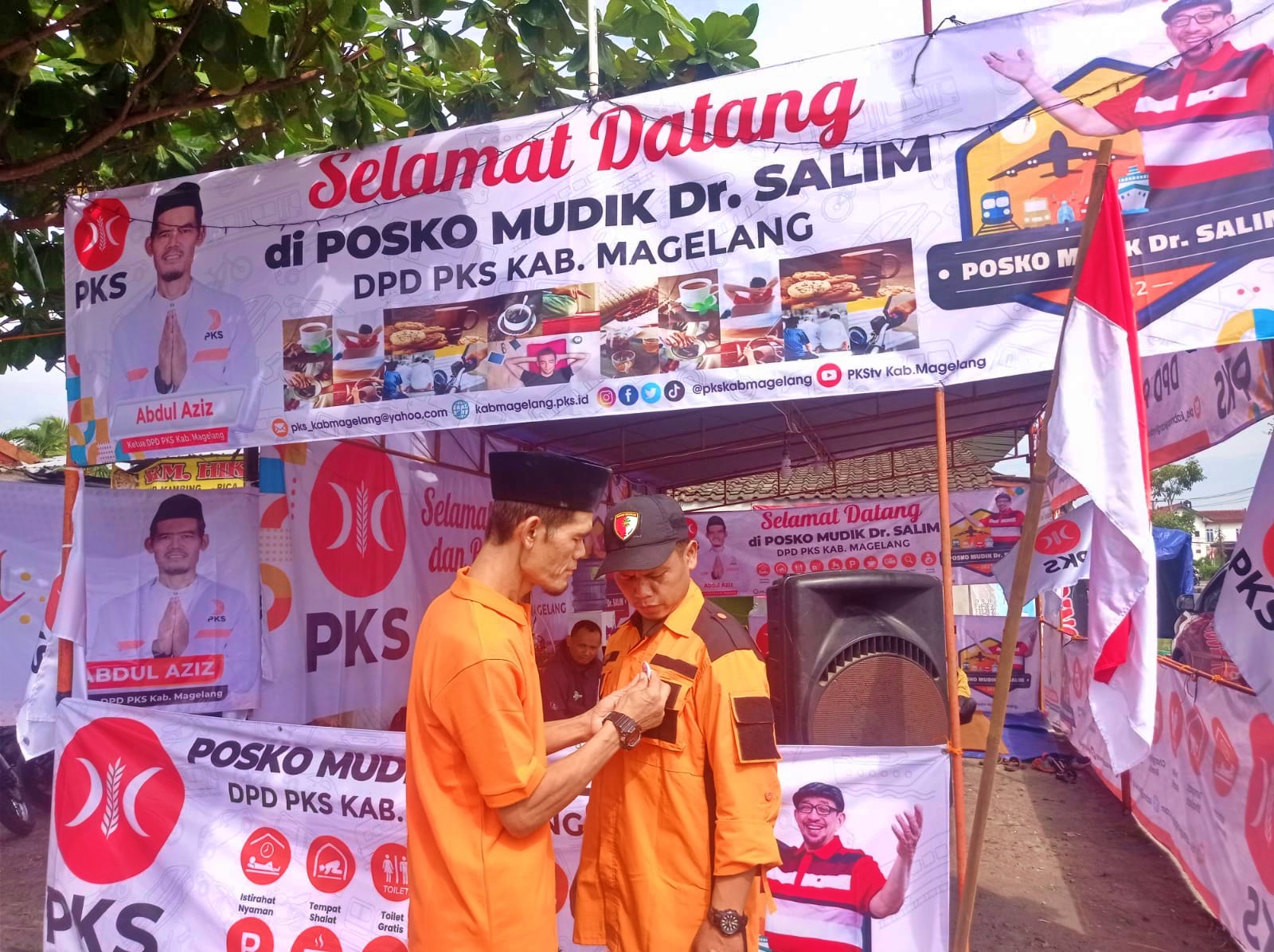 Ketua DPD PKS Kabupaten Magelang saat menyematkan PIN penjaga Posko Mudik Dr.Salim