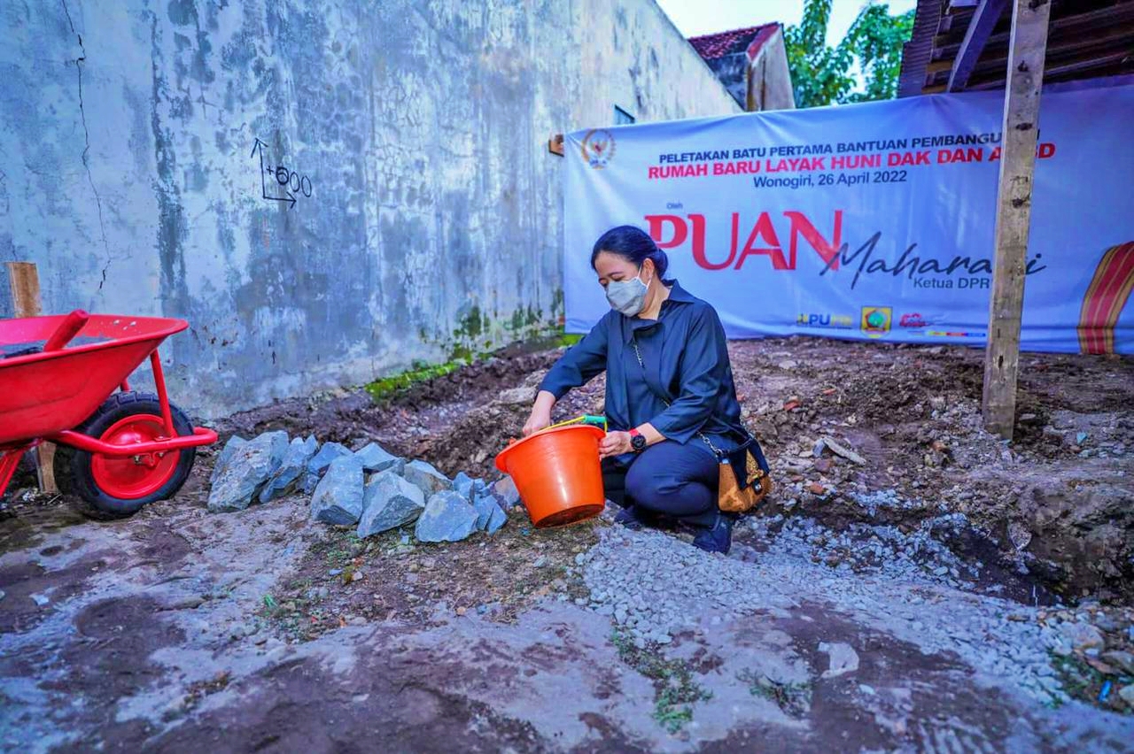 Ketua DPR RI Puan Maharani meresmikan proyek sambungan rumah (SR) air bersih, sebanyak 506 rumah warga Desa Gendayakan, Kecamatan Paranggupito, Kabupaten Wonogiri, Jawa Tengah. Foto dok