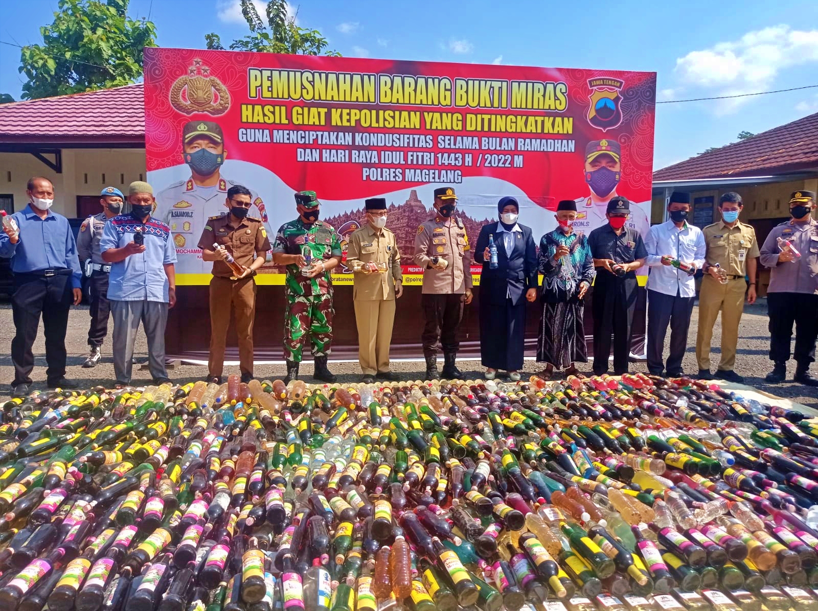 Pemusnahan botol berisi Miras oleh Polres Magelang