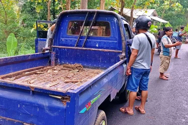 Penangkapan tiga pemuda asal Magelang saat berada di Mobil yang diduga digunakan untuk mencuri Kayu