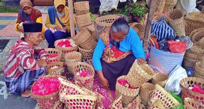 Penjual bunga tabur di Magelang mengaku harganya saat ini cukup mahal