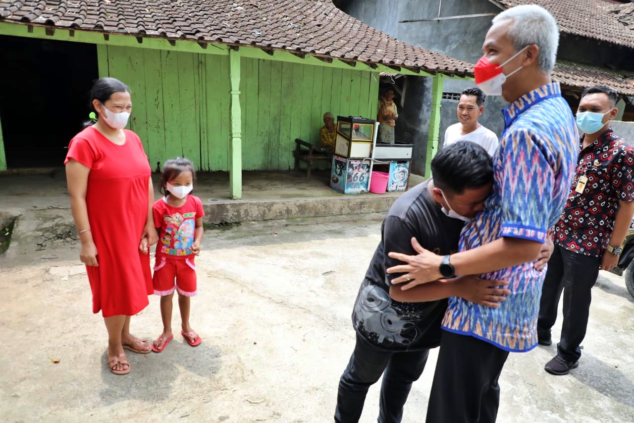 Penjual cilok di Semarang saat memeluk Ganjar Pranowo setelah mendapat bantuan