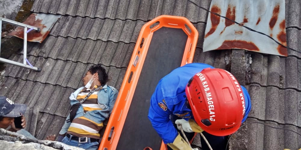 Petugas Damkar Kabupaten Magelang saat hendak evakuasi pekerja yang tersengal listrik di Mertoyudan