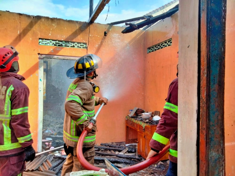 Petugas Damkar Kabupaten Magelang saat memadakam kebakaran rumah di Mertoyudan_28_4_2022