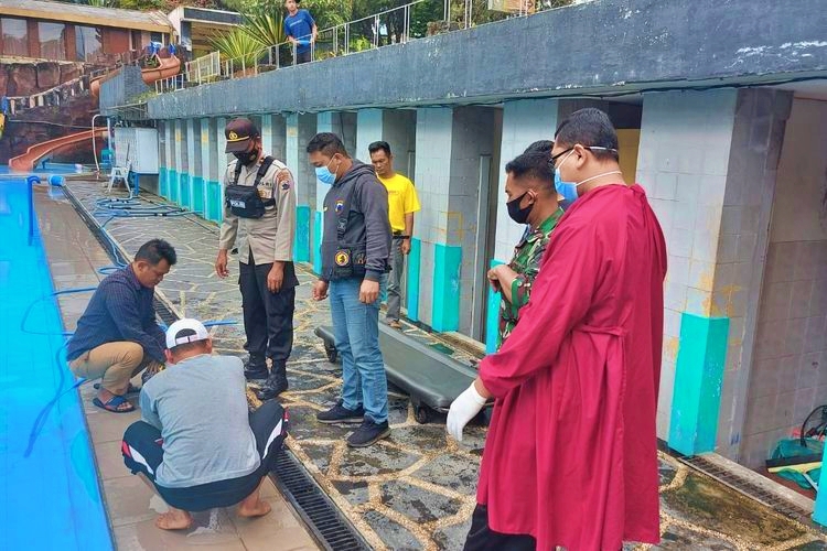 Petugas kepolisian dan pegawai mengevakuasi jenazah Sumadi yang nekat bunuh diri di sebuah kolam renang di kopeng