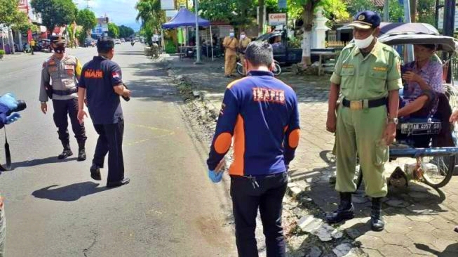 Petugas kepolisian saat olah TKP dimana seorang remaja dipukul gir di Jogja