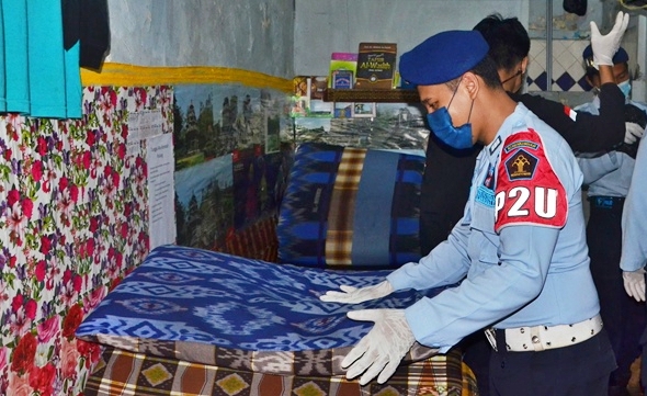 Petugas saat razia kamar narapidana di Lapas Magelang