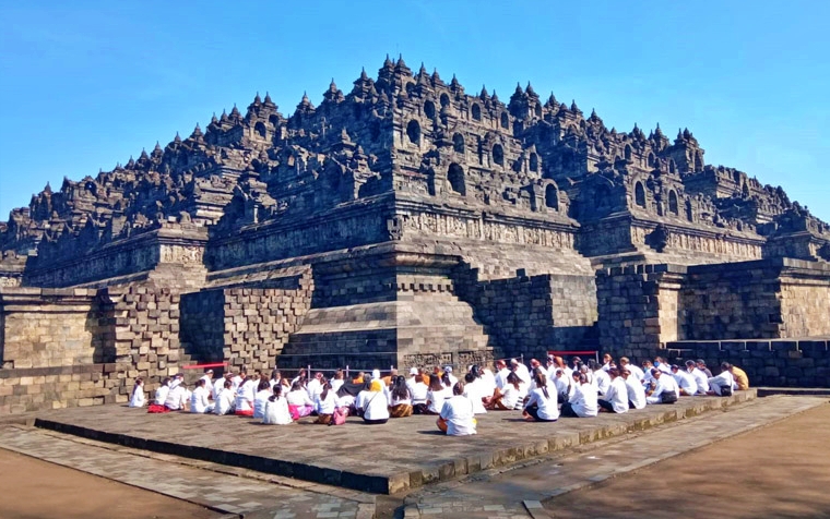 Ratusan umat Buddjha gelar doa kebahagiaan di Candi Borobudur