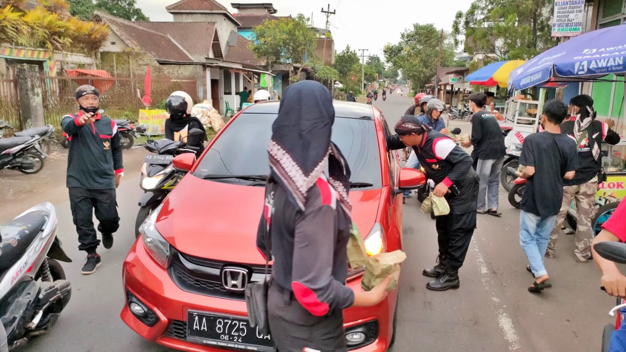 Relawan di Tempuran Magelang bagikan 1000 paket takjil