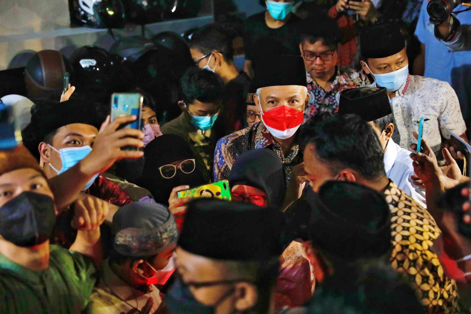 Sambutan penuh antusias saat Ganjar Pranowo jadi peceramah di Masjid UGM