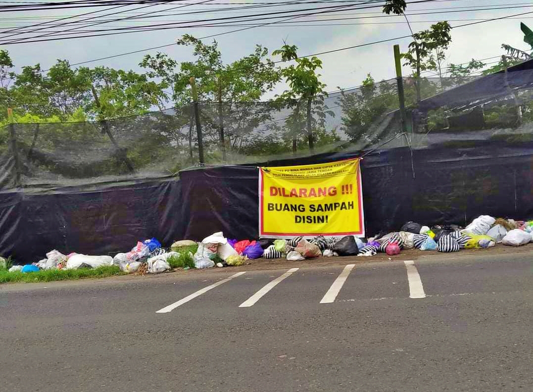 Sampah berserakan di pinggir jalan