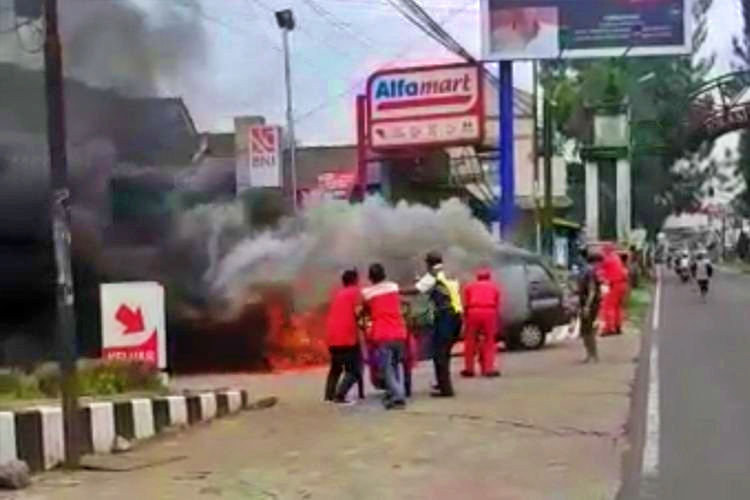Tangkapan layar video mobil terbakar di Kopeng dan pengemudi asal Magelang ini terluka