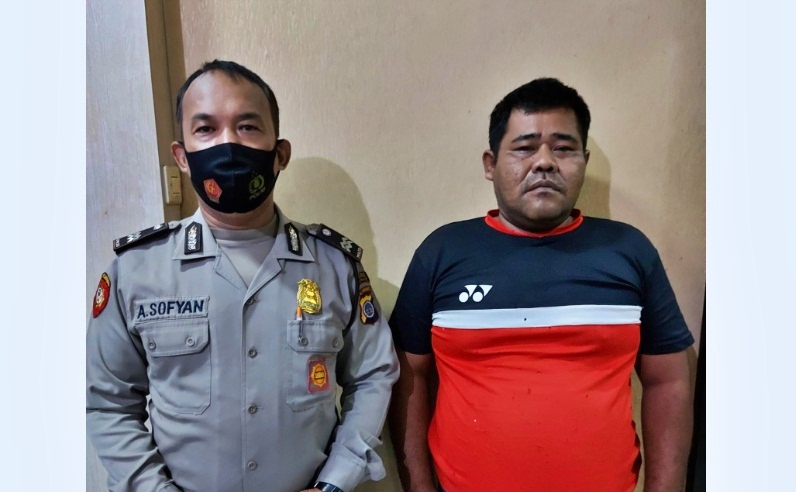 Tersangka S didampingi anggota Polsek Sleman setelah ditangkap karena tipu seorang Janda