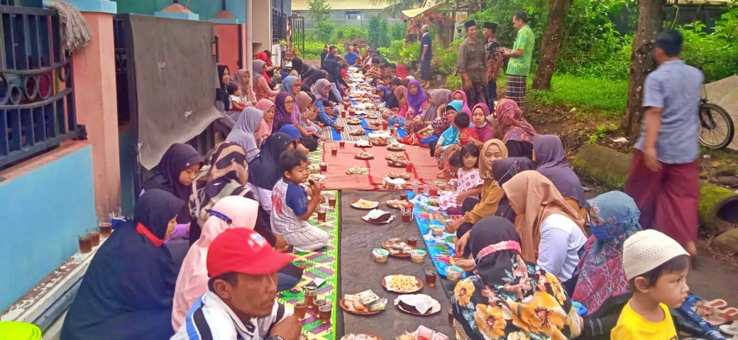 Umat Muslim dan Nasrani di Lereng Menoreh Magelang buka bersama di tengah jalan