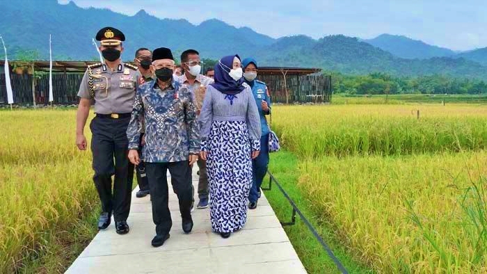 Wapres KH. Ma'aruf Amin saat berjalan menuju Balkondes Karangrejo Borobudur