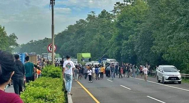 Warga Blokir Jalan Tol Cipularang