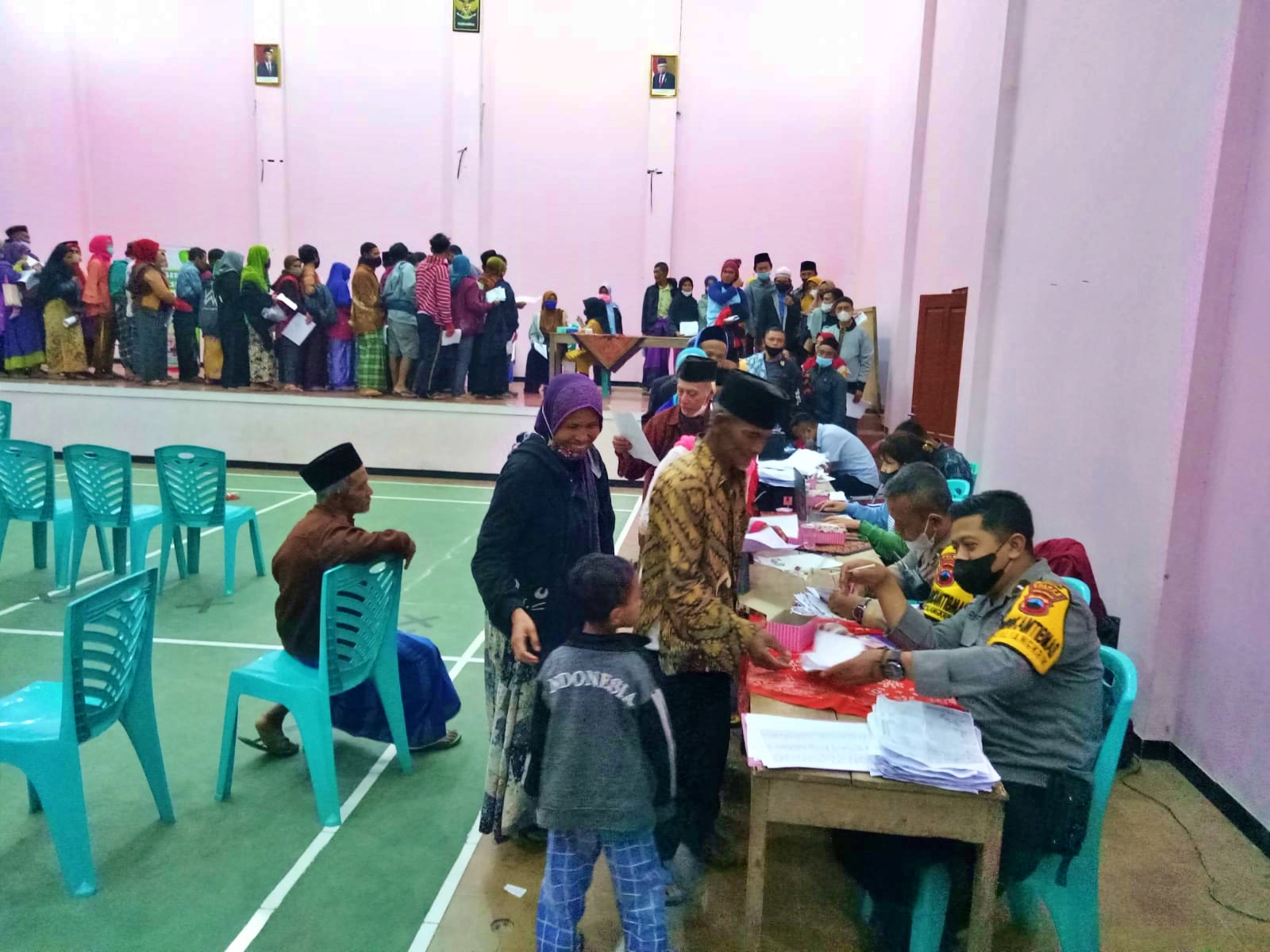 Warga lereng sumbing berbondong bondong ikuti vaksinasi booster Polres Magelang