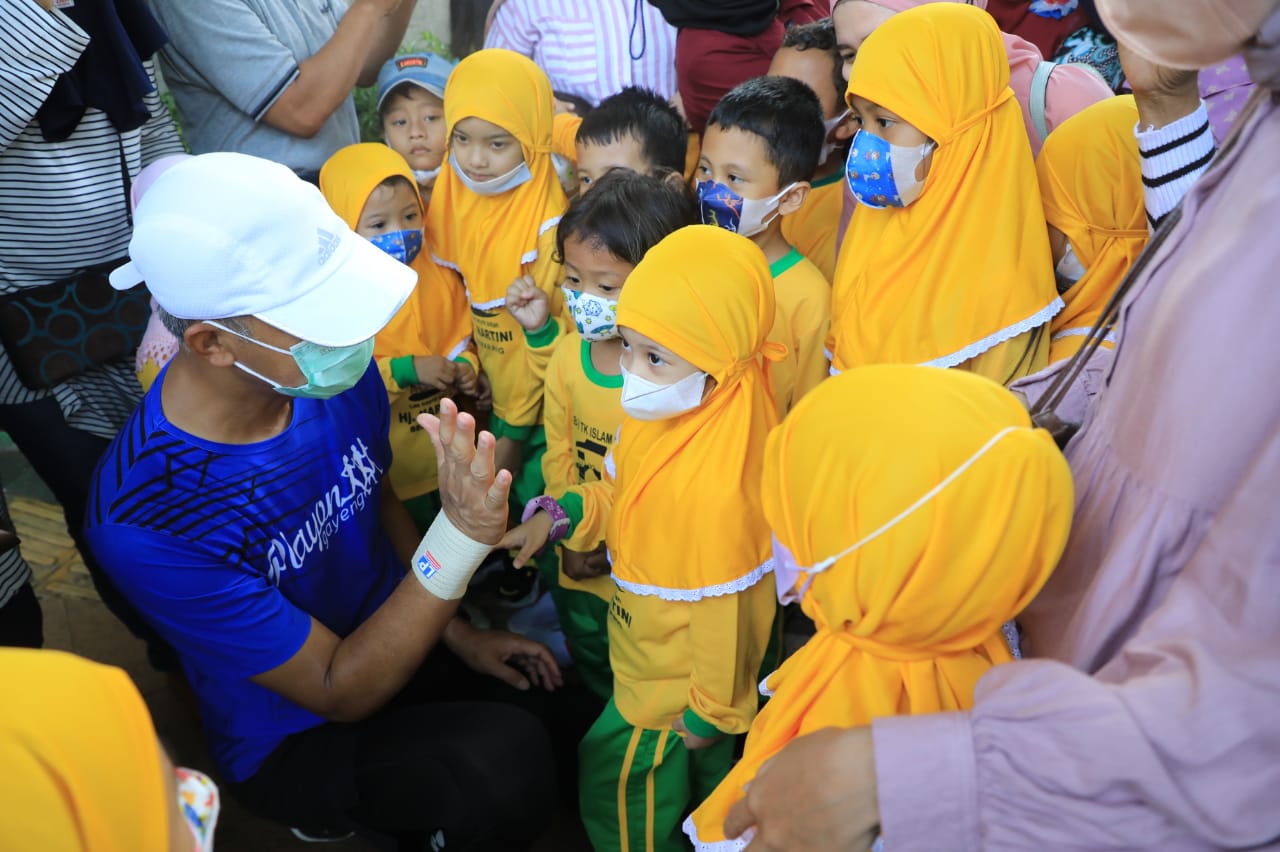 Gubernur Ganjar Borong Mainan Tradisional, Penjual Girang dapat Rezeki Ramadan