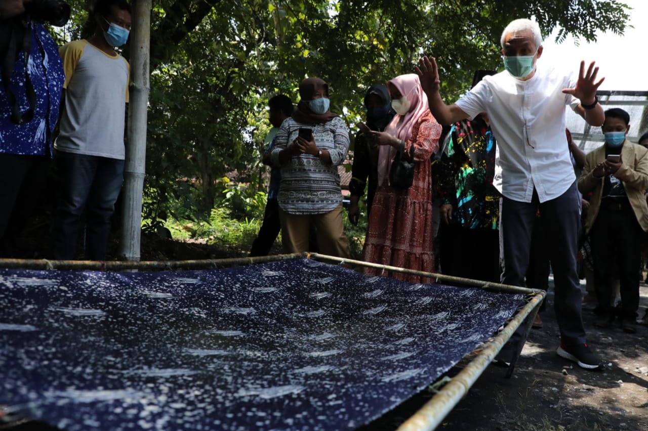 Kunjungi Magetan, Ganjar Lihat Produksi Batik Ciprat Karya Warga Disabilitas di Desa Simbatan