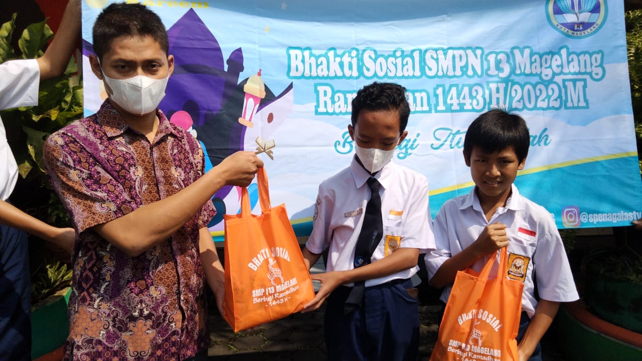 Ramadan Berbagi, SMPN 13 Magelang Salurkan Paket Sembako Bentuk Peduli Sesama