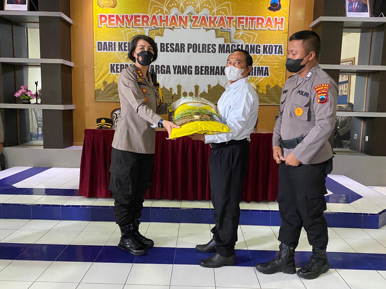 Polres Magelang Kota Bagikan Zakat Fitrah, Total 145 Bungkus Beras