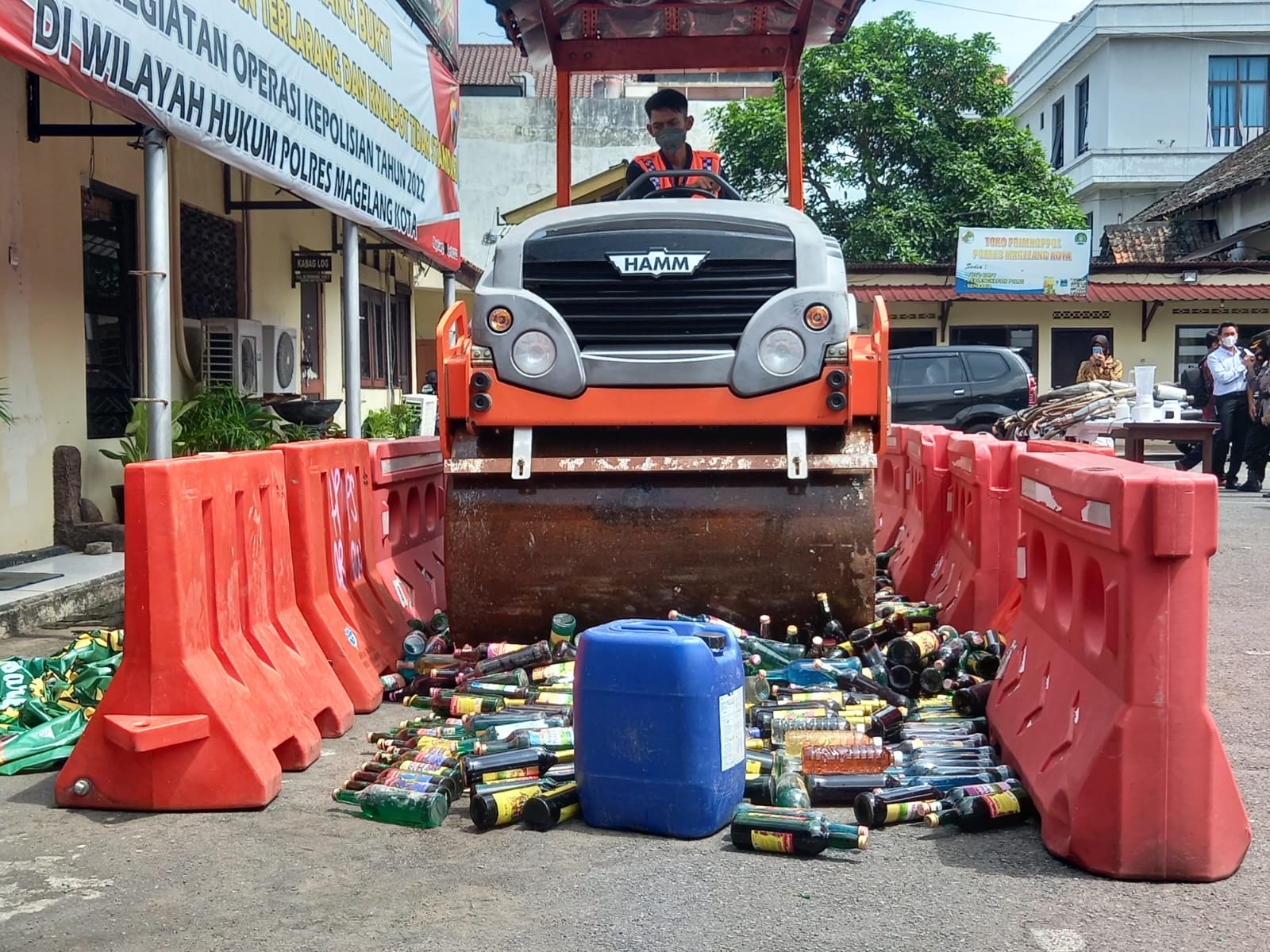 Polres Magelang Kota Musnahkan Barang Bukti Ratusan Botol Miras dan Ribuan Pil Yarindo