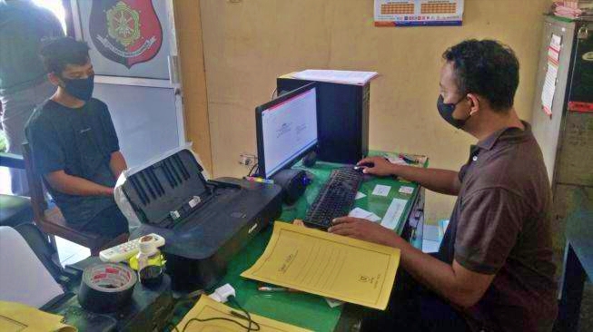 eorang pelaku berinisial VNS (21) saat di-BAP oleh penyidik kepolisian karena melakukan pencurian kendaraan bermotor di Warmindo BJ Plat, Jalan AM Sangaji, Kemantren Jetis, Kota Jogja.