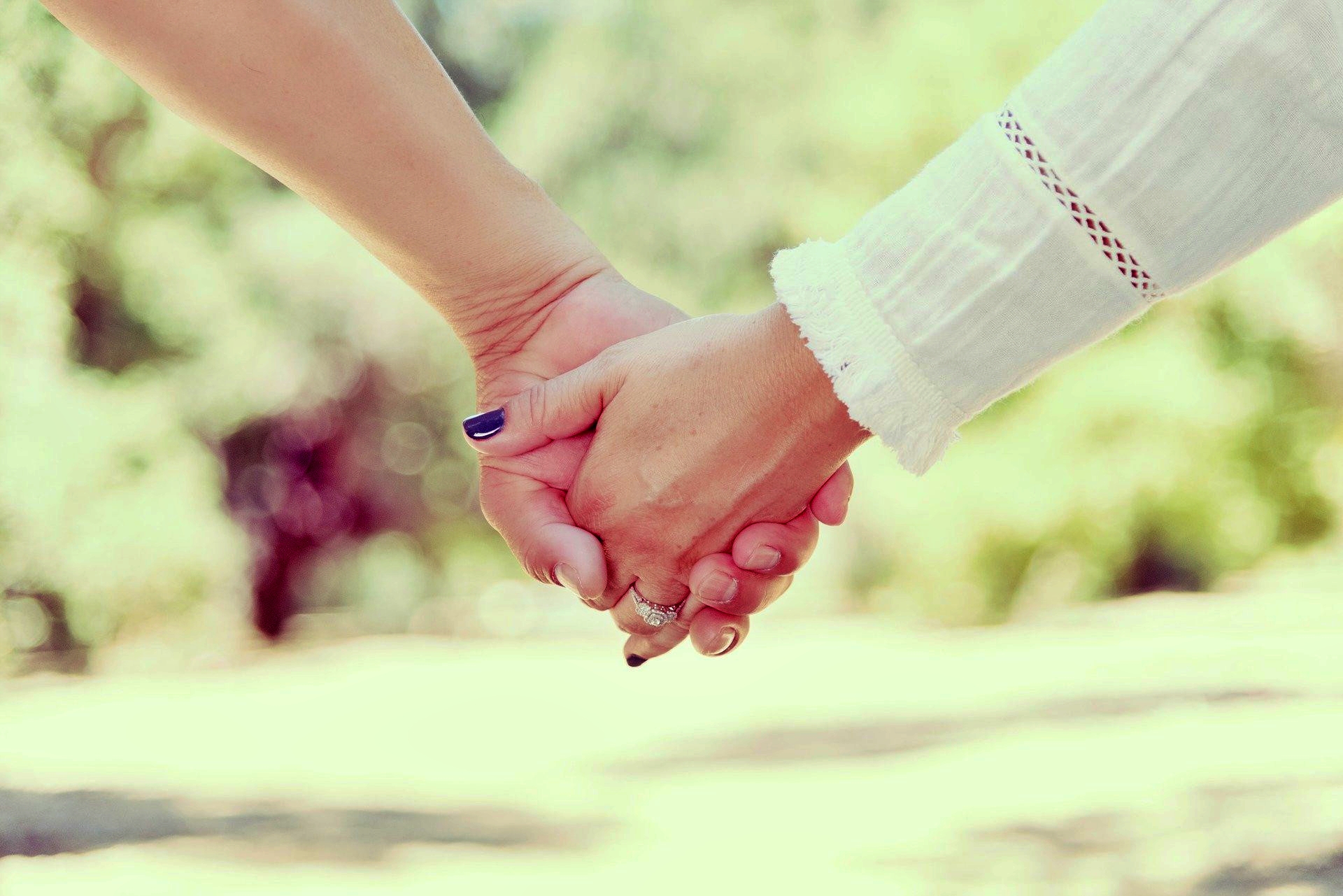 ilustrasi seorang pria pacarai tiga wanita kembar