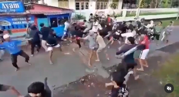 tangkapan layar video perang sarung di grabag magelang