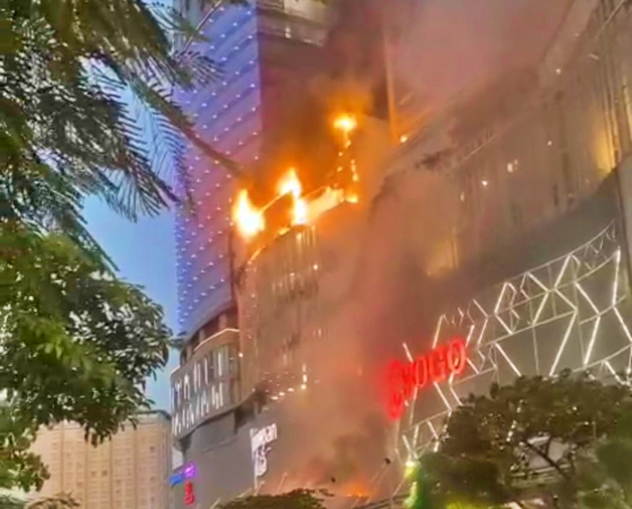 tunjungan plaza 5 surabaya terbakar