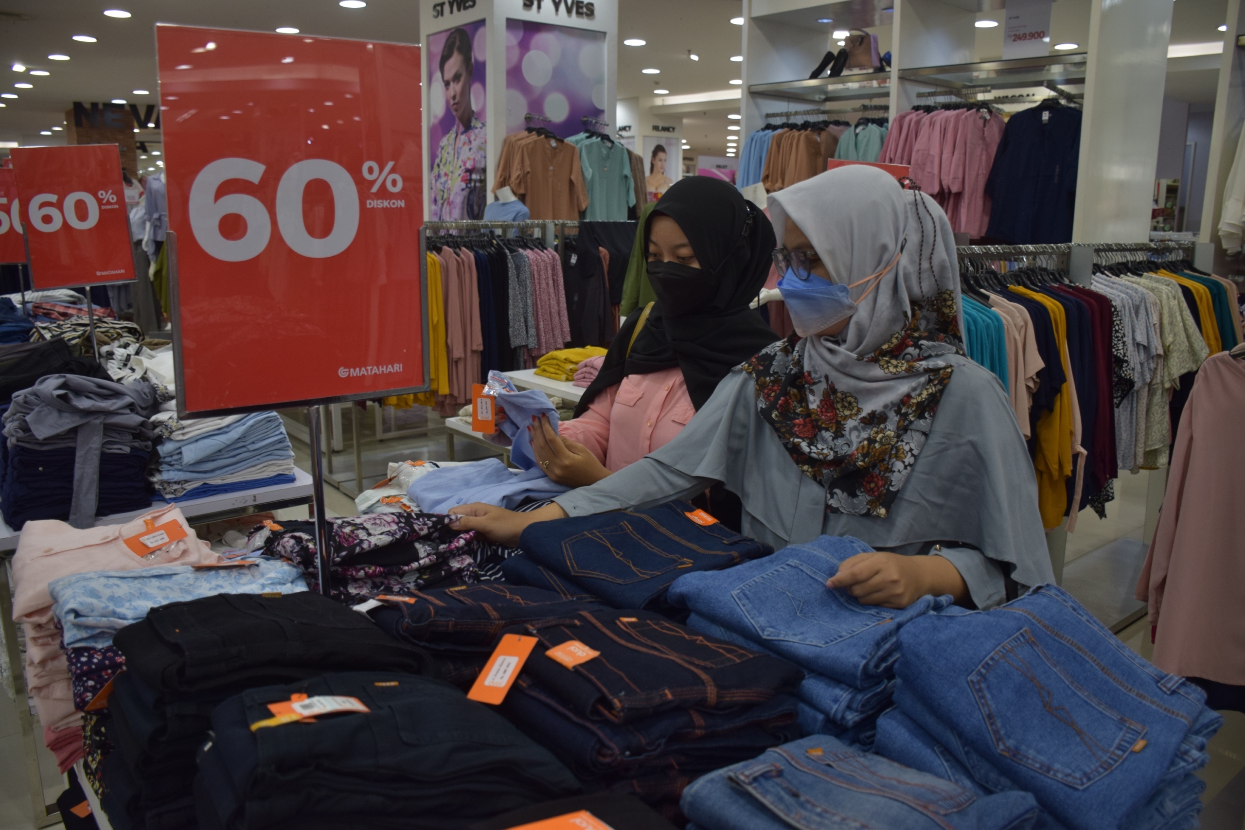 Para pengunjung berburu diskon di Artos Mall.