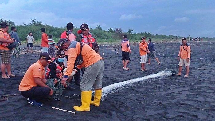Basarnas sedang bersiap melakukan pencarian bocah tergulung ombak laut di Pantai Congor Kulon Progo
