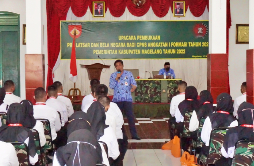 Bupati Magelang Zaenal Arifin saat memberikan arahan pada Upacara Pembukaan Pra Latsar dan Bela Negara Bagi CPNS Angkatan I Formasi Tahun 2021 Pemkab Magelang di Aula Rindam IV Diponegoro