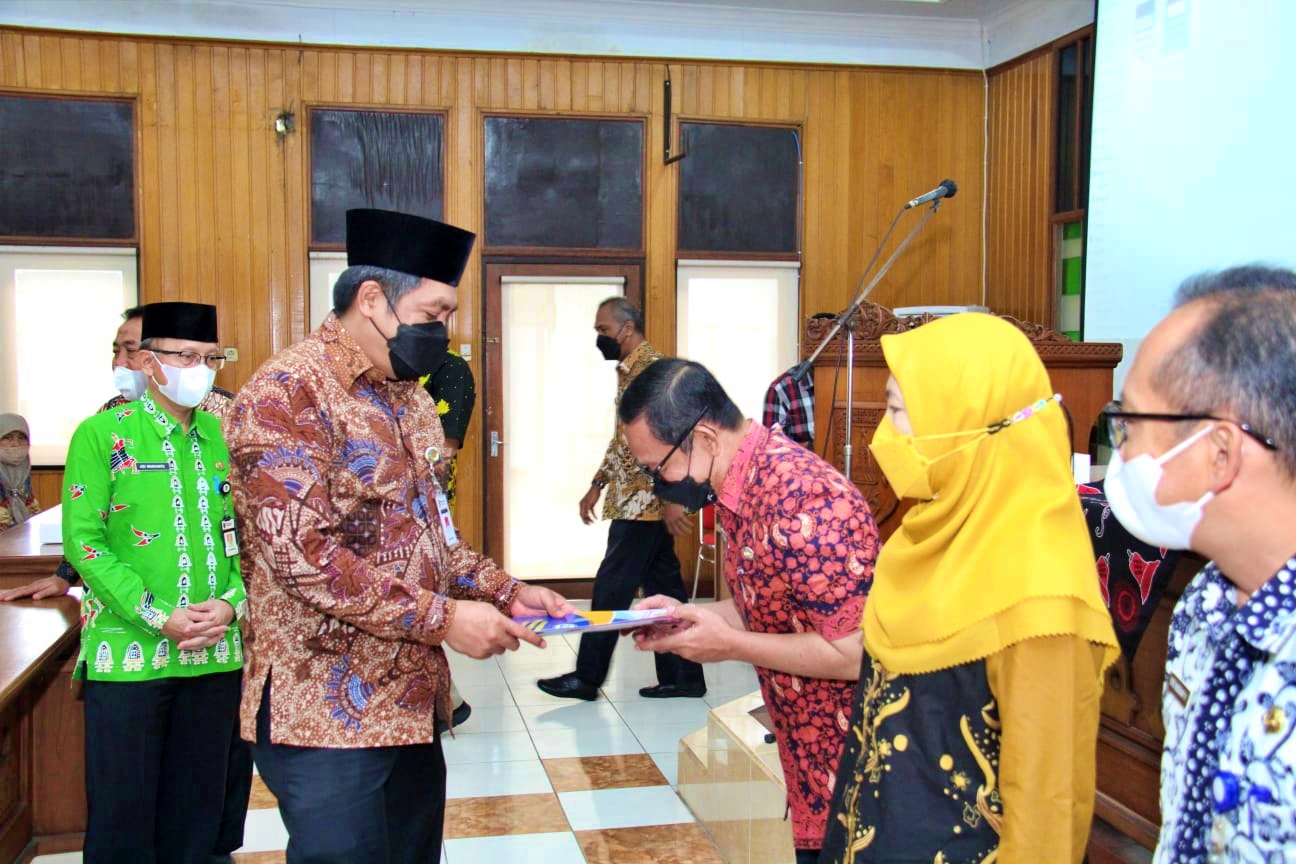 Bupati Magelang Zaenal Arifin saat menyerahkan SK Pensiun kepada PNS yang memasuki masa purna tugas TMT 1 Juni-1 Agustus 2022.