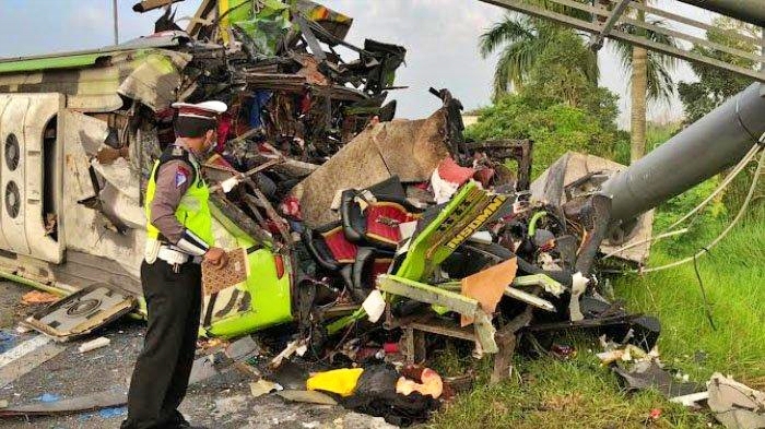 Bus Ardiansyah sarat penumpang kecelakaan di Tol Sumo, belasan wisatawan meninggal