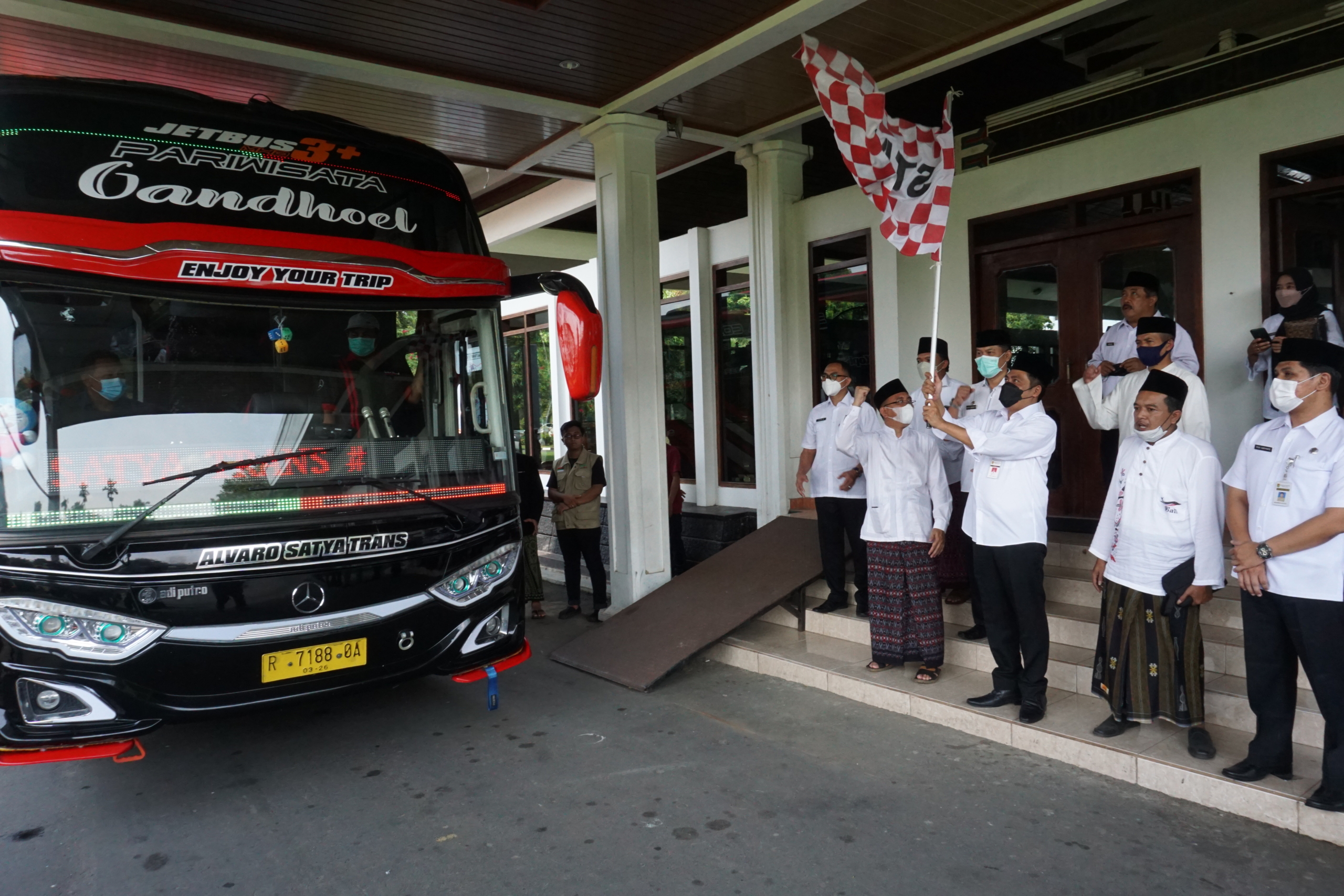 Bupati Magelang Zaenal Arifin saat melepas keberangkatan Santri Pondok Modern Gontor Konsulat Magelang ke Pondok Gontor Ponorogo, Jawa Timur.