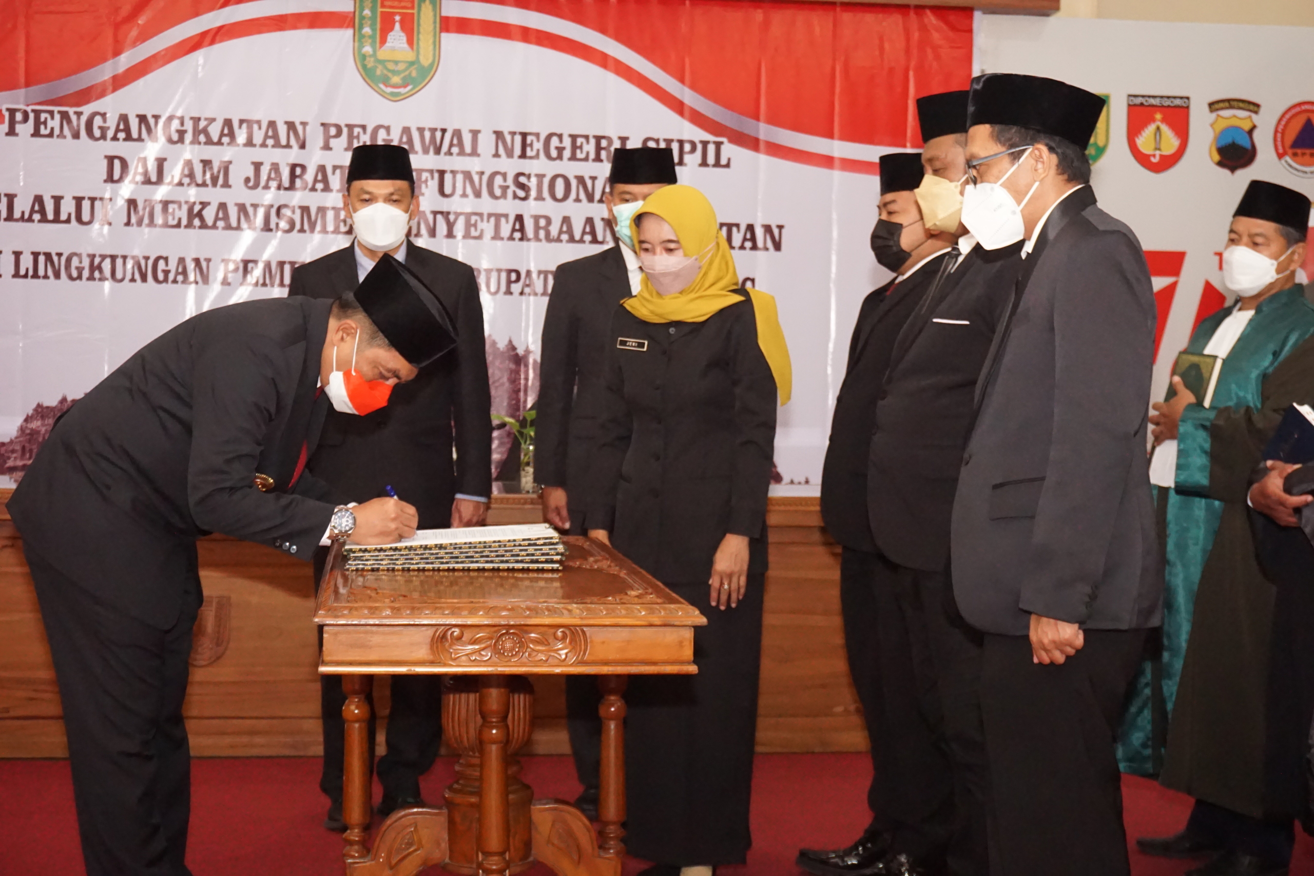Bupati Magelang Zaenal Arifin saat melantik Pejabat Fungsional di lingkungan Pemerintah Kabupaten Magelang.