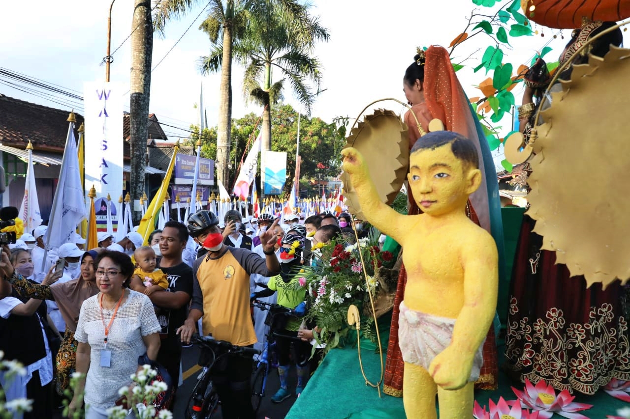 Ganjar Pranowo saat ikuti kirab parade waisak 2022 di Borobudur