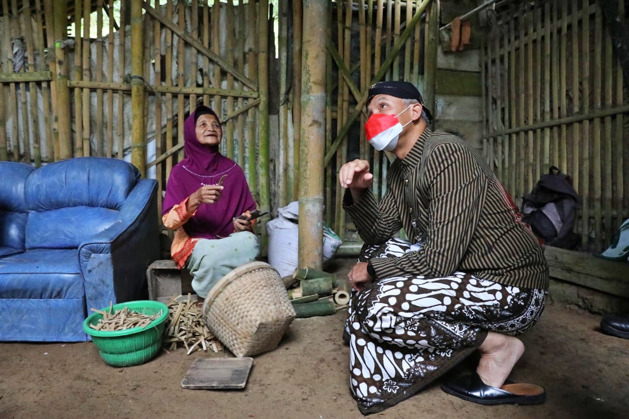 Ganjar Pranowo saat menemui seorang lansia di Magelang