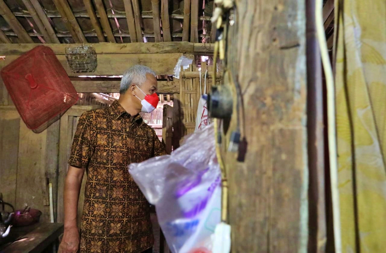 Ganjar saat di sebuah rumah di sukoharjo yang akan direhab