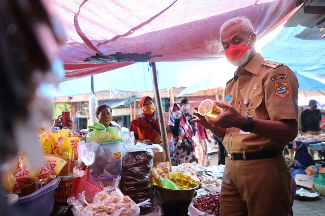 Ganjar saat membawa kemasan minyak goreng saat sidak ke Pasar Tradisional