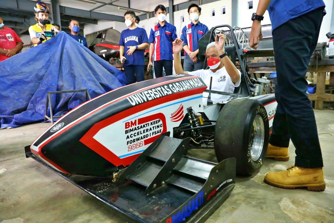 Ganjar saat menaikan mobil bapal F1 buatan mahasiswa UGM