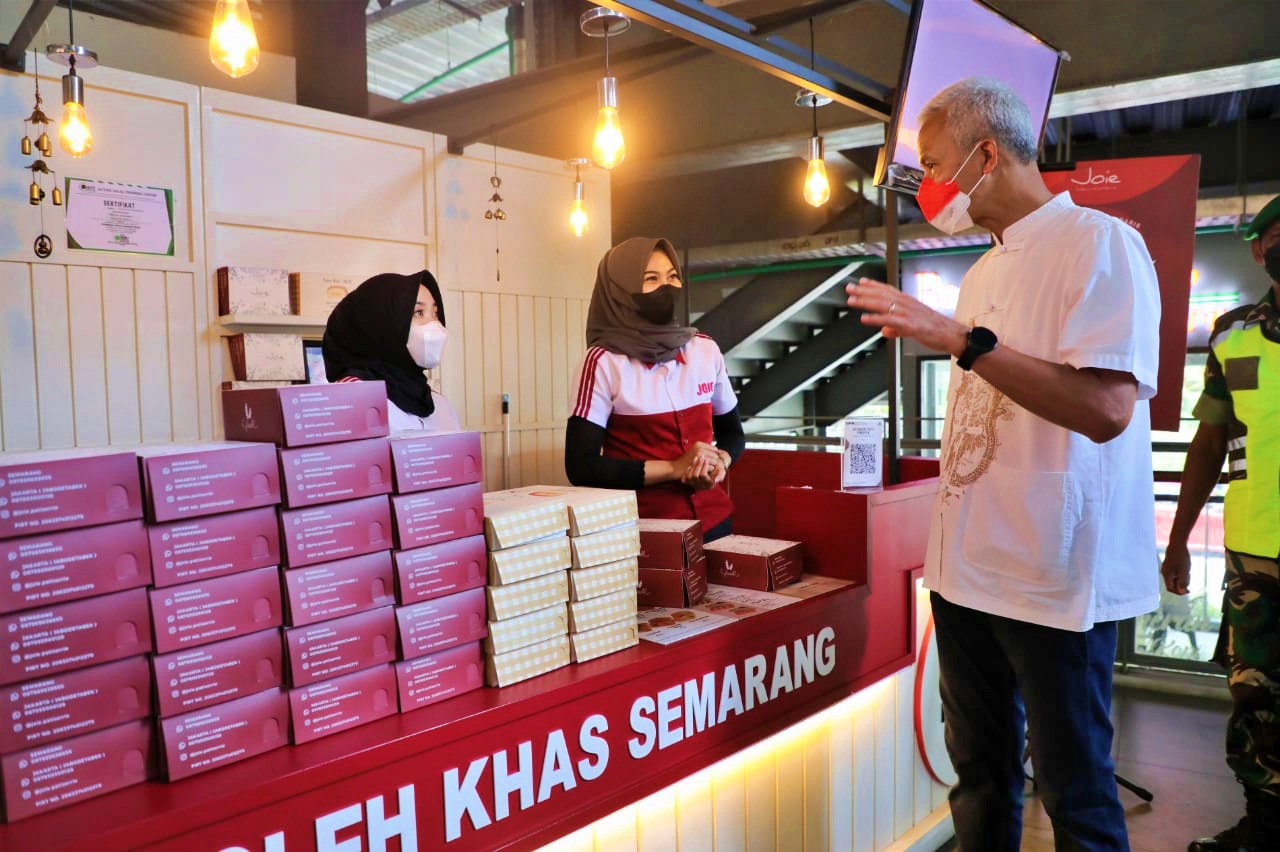 Ganjar saat mengunjungi salah satu pusat oleh-oleh di Salatiga